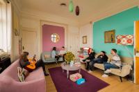 Uma área de estar em Sunset Destination Hostel