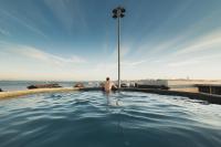 A piscina localizada em Sunset Destination Hostel ou nos arredores