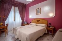 Łóżko lub łóżka w pokoju w obiekcie Hotel Savoia Sorrento