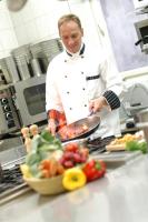 um chef de cozinha a preparar comida em Müller´s Landhotel em Mespelbrunn