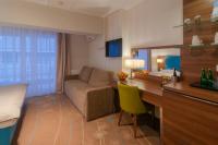 Televízia a/alebo spoločenská miestnosť v ubytovaní Holiday Home Aparthotel z balkonem przy plaży