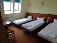Łóżko lub łóżka w pokoju w obiekcie Hotel Wielkopolanka