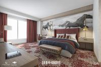 1 dormitorio con 1 cama extragrande en Oak Grove Racing Gaming &amp; Hotel, en Oak Grove