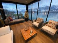 Posezení v ubytování Luxury loft on top of Villa Wilen with tremendous views by the lake