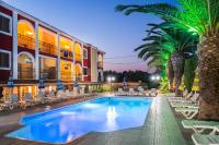 Bazén v ubytování Rose Club Apartments nebo v jeho okolí