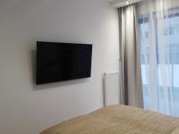 Televízia a/alebo spoločenská miestnosť v ubytovaní Apartamenty Kapitańskie Kasprowicza 20A taras
