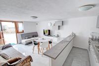 Televízia a/alebo spoločenská miestnosť v ubytovaní Apartments Kondrić