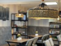 タシュケントにあるShosh Palaceのテーブルと椅子のあるレストランのシャンデリア