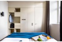 Postel nebo postele na pokoji v ubytování JOIVY Downtown Market Apartments