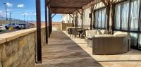 eine Terrasse mit Stühlen und Tischen auf einem Gebäude in der Unterkunft Wingate by Wyndham Page Lake Powell in Page
