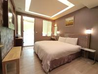 a bedroom with a large bed in a room at Jin Yong Quan Spa Hotspring Resort in Wanli District