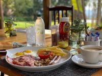 um prato de café da manhã com ovos e batatas fritas em Nabana Lodge em Hazyview