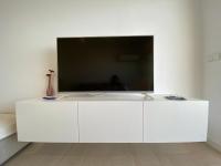 A television and/or entertainment centre at Ático en primerísima linea de playa!!!