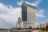 un edificio alto con muchas ventanas en Shangrao International Hotel, en Shangrao