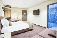 FLY INN Madagascar HOTEL - Navette GRATUITE H24 - à 300m de l'Aéroport International Ivato-Antananarivoにあるベッド