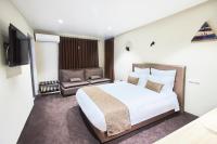 FLY INN Madagascar HOTEL - Navette GRATUITE H24 - à 300m de l'Aéroport International Ivato-Antananarivoにあるベッド