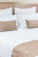 FLY INN Madagascar HOTEL - Navette GRATUITE H24 - à 300m de l'Aéroport International Ivato-Antananarivoにあるベッド