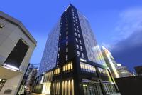 盛岡市にあるリッチモンドホテル盛岡駅前 の街にある窓のある高い黒い建物