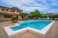 The swimming pool at or close to Casa con piscina a 1 km del mar y del pueblo