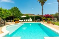 The swimming pool at or close to Casa con piscina a 1 km del mar y del pueblo