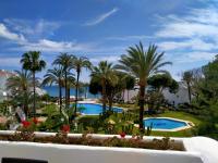 Bazén v ubytování Coral Beach Aparthotel nebo v jeho okolí