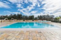 Bazén v ubytovaní Appartamento Gardenia in Villa Mariella alebo v jeho blízkosti