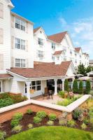 una gran casa blanca con un patio y un jardín en Sonesta Simply Suites Seattle Renton, en Renton