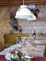 einen Tisch in einem Restaurant mit Hirschkopf an der Wand in der Unterkunft Rifugio Capanna Passo Valles in Falcade