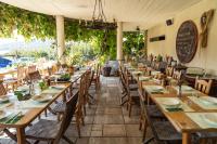 A restaurant or other place to eat at Sipos Borház és Vendégház