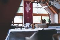 AUBERGE FRANKENBOURG في La Vancelle: طاولة في مطعم مع قطعة قماش بيضاء