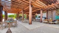 Un restaurante o sitio para comer en Aura Hotel Barú