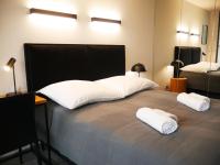 Łóżko lub łóżka w pokoju w obiekcie RS SUITES PRESTIGE Racławickie 10 "best view" HOME & SPA