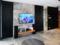 Telewizja i/lub zestaw kina domowego w obiekcie RS SUITES PRESTIGE Racławickie 10 "best view" HOME & SPA