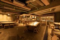 Un restaurante con mesas y sillas y una bodega. en Yoichi LOOP, en Kurokawamachi