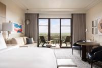 ein Hotelzimmer mit einem Bett und einem Wohnzimmer in der Unterkunft Four Seasons Resort Orlando at Walt Disney World Resort in Orlando