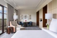 ein Hotelzimmer mit einem Bett und einem Schreibtisch in der Unterkunft Four Seasons Resort Orlando at Walt Disney World Resort in Orlando