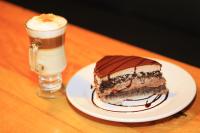 un pedazo de pastel en un plato junto a una bebida en Hotel Central, en Veracruz