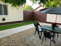 Patio lub wspólna przestrzeń na świeżym powietrzu w obiekcie Katarina apartman