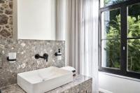 Kúpeľňa v ubytovaní NLH MONASTIRAKI - Neighborhood Lifestyle Hotels