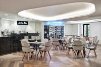 Reštaurácia alebo iné gastronomické zariadenie v ubytovaní NLH MONASTIRAKI - Neighborhood Lifestyle Hotels