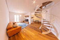Una escalera de caracol en una sala de estar con un sofá. en Figoli guesthouse, en Oristano