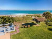 ein Blick auf den Strand vom Balkon eines Hauses in der Unterkunft South Beach Inn - Cocoa Beach in Cocoa Beach