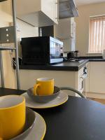 Kuchyň nebo kuchyňský kout v ubytování Lt Properties Luton town centre studio Tv Netflix Ground Floor 2