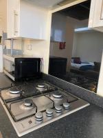 Kuchyň nebo kuchyňský kout v ubytování Lt Properties Luton town centre studio Tv Netflix Ground Floor 2