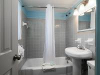 Ein Badezimmer in der Unterkunft South Beach Inn - Cocoa Beach