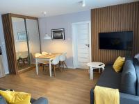 Televízia a/alebo spoločenská miestnosť v ubytovaní Apartament BD Premium II Klifowa