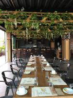 una mesa larga en una habitación con sillas y plantas en Hotel Casa Victoria, en Medellín