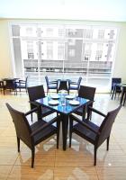 un tavolo blu e sedie in una stanza di Putatan Platinum Hotel a Kota Kinabalu