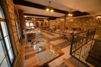 una vista dall'alto di un ristorante con tavoli e sedie di RAYMAR HOTELS MARDİN a Mardin