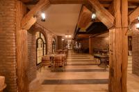 una sala da pranzo con pareti in mattoni, tavoli e sedie di RAYMAR HOTELS MARDİN a Mardin